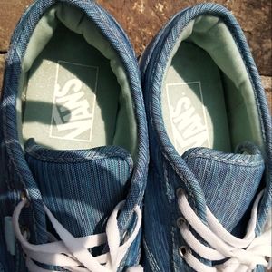 Vans size 7 women's size 5 men's